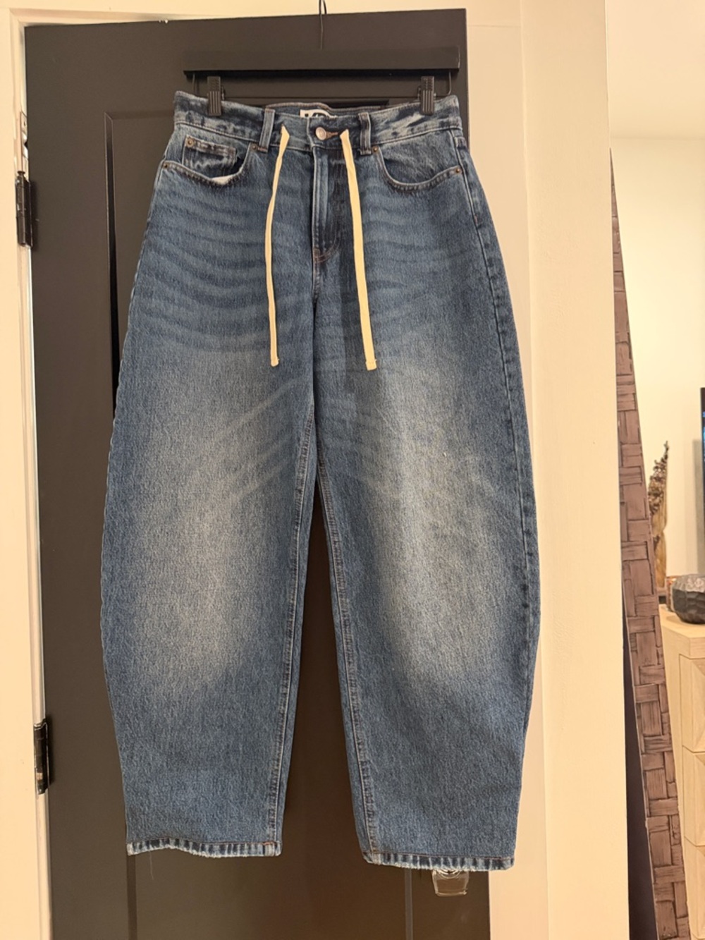 KBB by Kahlana Barrel Leg Jeans in Medium Blue - Unbranded